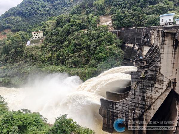 天堂山水庫泄洪