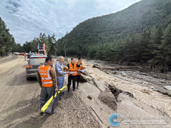 水文應(yīng)急監(jiān)測(cè)隊(duì)現(xiàn)場(chǎng)復(fù)盤分析洪水過程