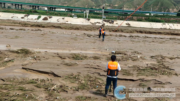 水文應(yīng)急監(jiān)測(cè)隊(duì)在宛川河開展洪水調(diào)查和流量測(cè)驗(yàn)