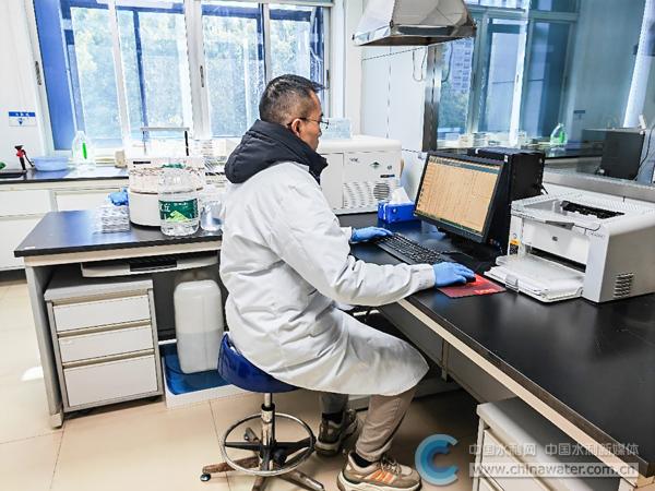 ▲江蘇水文人對采集水樣進(jìn)行分析檢測