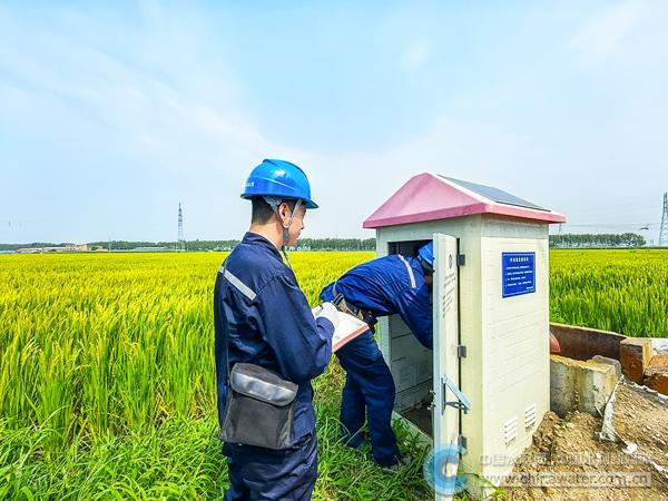 工作人員正在對“樣本井”旁的監(jiān)測站設(shè)備進行檢查維護 本報通訊員 武江民 攝