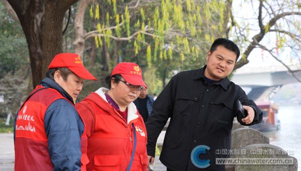 京杭運(yùn)河(杭州段)橋西社區(qū)段河長項(xiàng)政與巡河志愿者“武林大媽”溝通注意事項(xiàng) 本報(bào)記者 燕乃一 攝