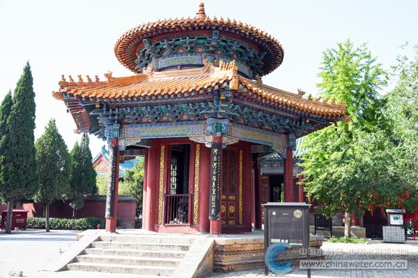 嘉應(yīng)觀的御碑亭 本報(bào)記者 鄭浩偉 攝.jpg