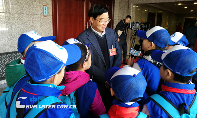 3��6�ձ�����(hu��)�h���������AСӛ�߲��Lȫ�����f(xi��)ί�T���� ���zӰ ��D��.jpg